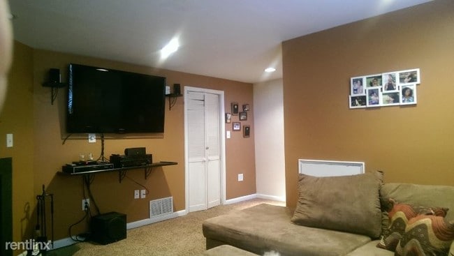 Building Photo - 3 br, 1.5 bath Townhome - 8924 Trimble Way