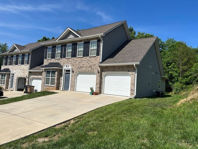 Spacious 3BR Home Near UT Hospital & Downtown Knoxville - Spacious 3BR Home Near UT Hospital & Downtown Knoxville