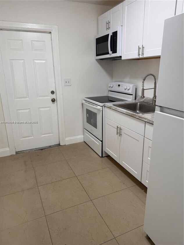 Foto principal - 2730 NW 15th Ct