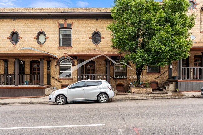 Foto del edificio - Lovely Townhome with Assigned Parking Space