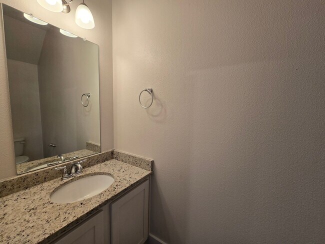 Building Photo - Stunning Townhome – Prime Pensacola Location