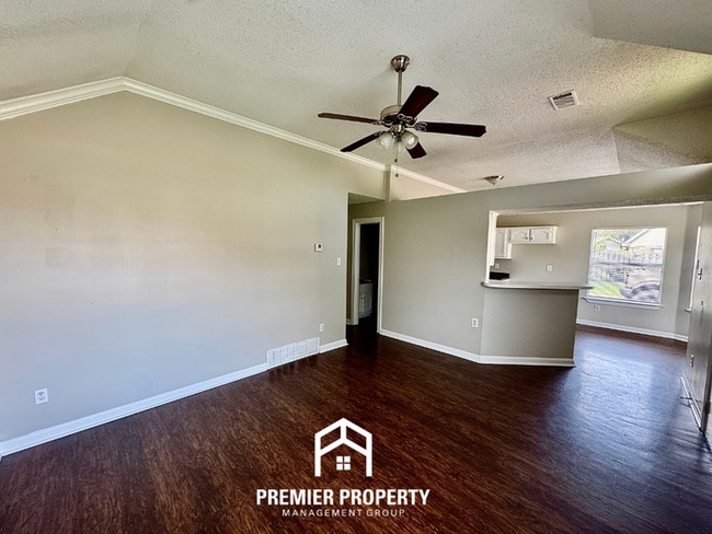Photo - 3BR/2BA Memphis Rental with High Ceilings, Hardwood Floors & Kitchen Bay Window House