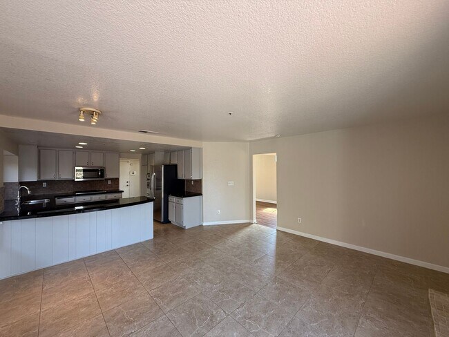 Building Photo - Beautiful 4B/2.5BA House in Vista w/ Attac...
