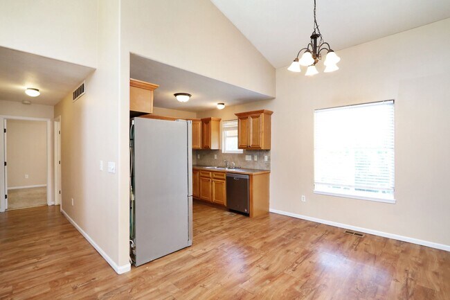 Foto del edificio - Beautifully Redone 2 Story Home!