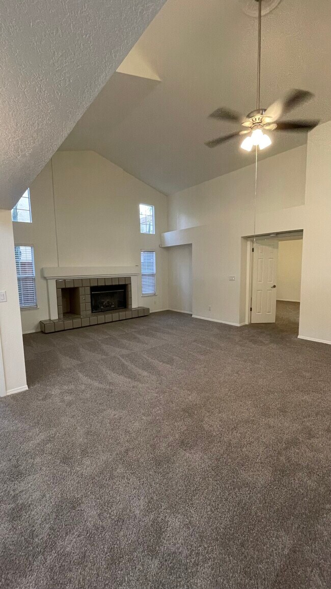 Foto del edificio - 645 E Champlain Dr