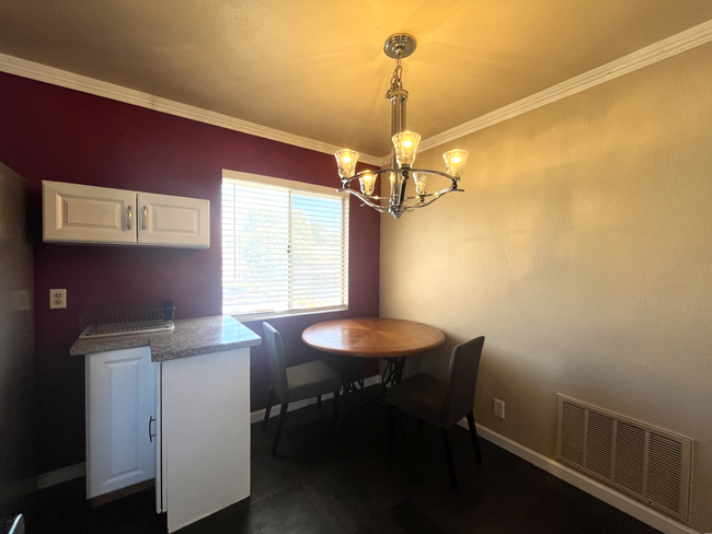 Foto del edificio - 1+1 CREEKSIDE, AVAILABLE NOW!