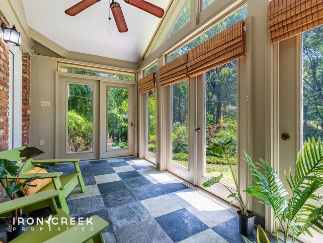 Foto del edificio - Mountain Retreat with Sunroom & Blue Ridge...