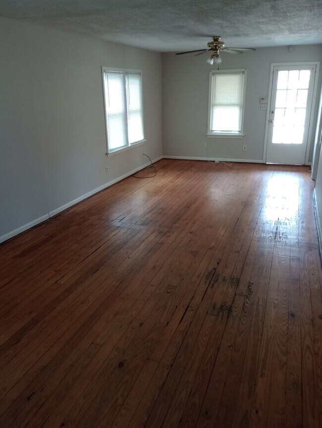Foto del edificio - 3 Bedroom  2 Bath Home - Convenient Location