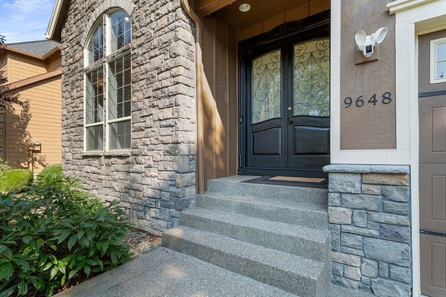 Building Photo - Stunning Large Home with 3 primary bedrooms + Tons of Amenities, Amazing Backyard !