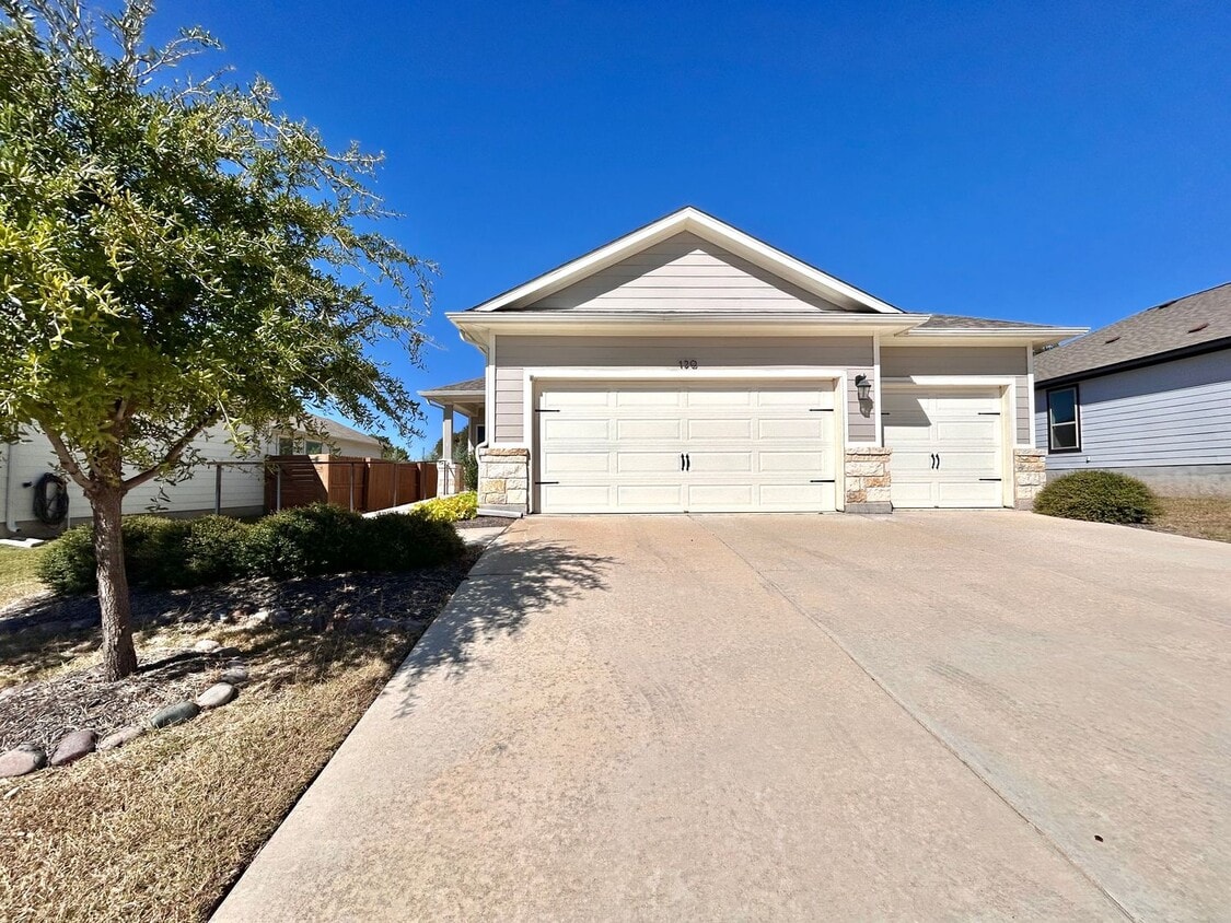 Foto principal - Spacious 3-Bed, 2-Bath Home with 2-Car Gar...