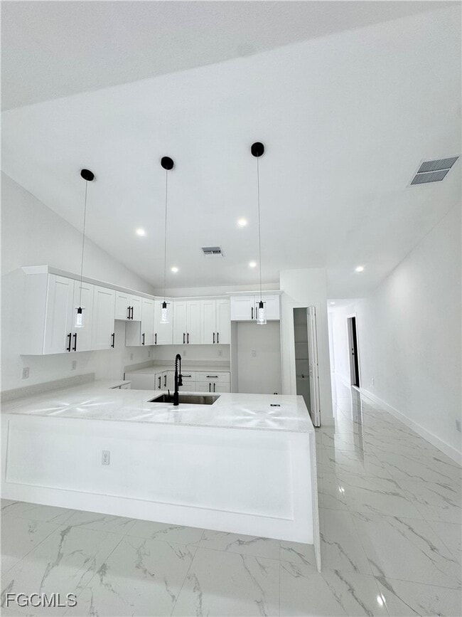 Building Photo - 670 Chemstrand St E