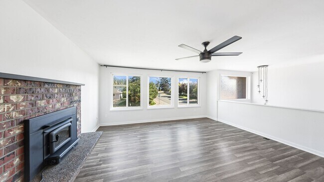 Building Photo - 3 Bed 2 Bath - A/C - Large Backyard - Dog Friendly - NAS Whidbey