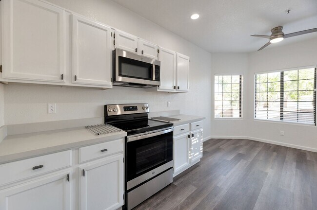 Building Photo - Beautiful rare 2 Bed 2 Bath find in Scotts...