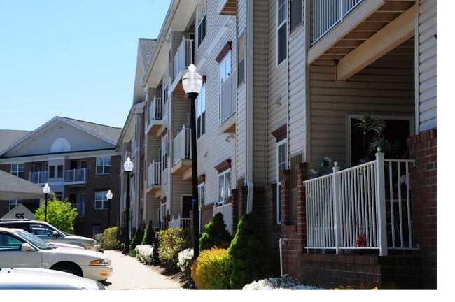 Foto del edificio - Hyde Park Village (Ages 55+)