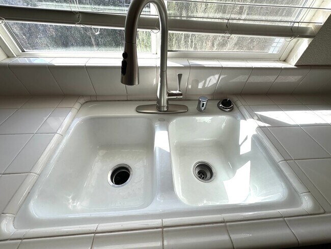 Building Photo - Welcome to modern luxury living in the hea...