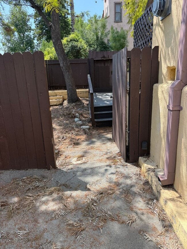 Building Photo - 2071 Vista Del Mar Ave