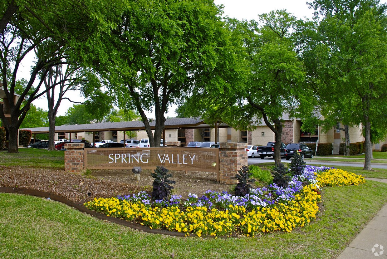 Spring Valley Apartments in Euless, TX