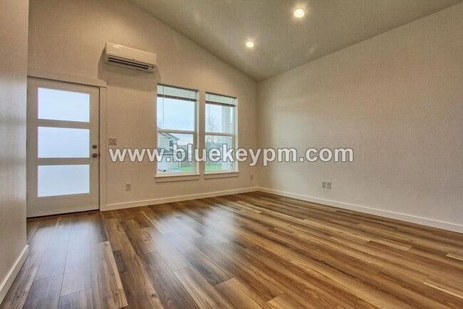 Foto del edificio - 3 Bed, 2 Bath Home in Woodland with Large Yard