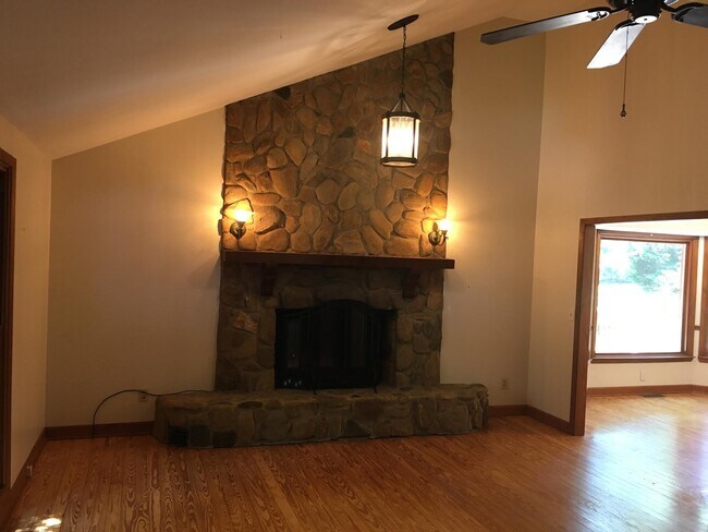 Foto del edificio - 1188 Airport Road-Lake view-NEW PICS