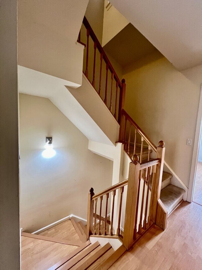 Building Photo - Spacious 2 bed / 1.5 bath Townhouse Availa...