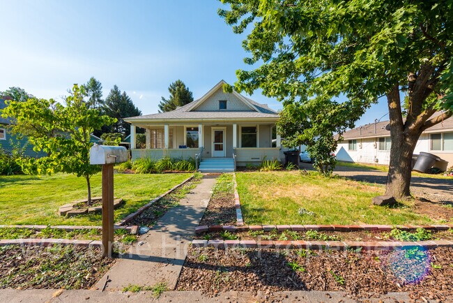 Foto del edificio - Classic 2 Bedroom Home with Tall Ceilings