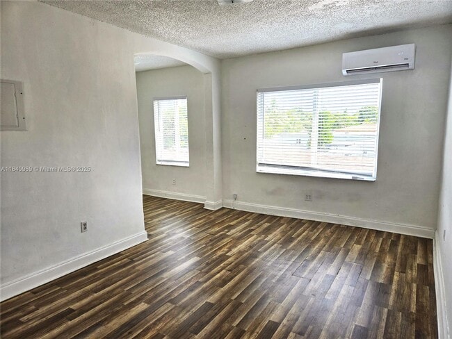 Building Photo - 384 Tamiami Canal Rd