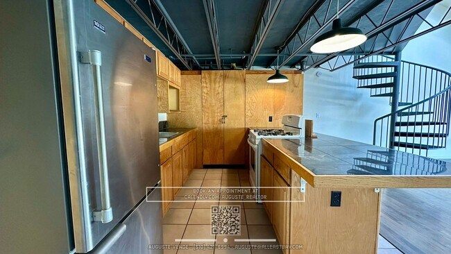 Building Photo - Bright Work-Live Loft in the Heart of Emer...