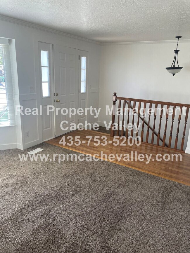 Building Photo - A Pet Friendly 4 Bed, 3 Bath House in Nort...