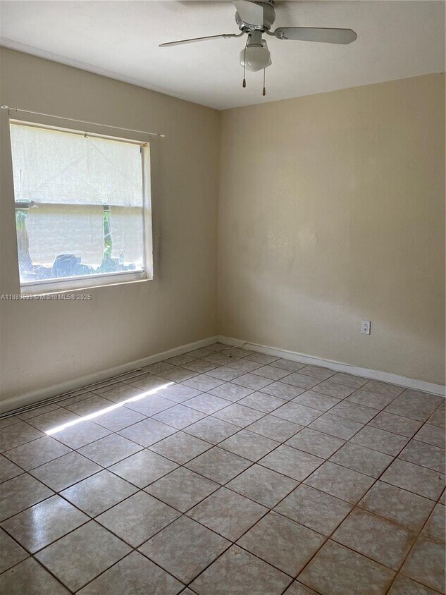 Foto del edificio - 1060 NE 80th St