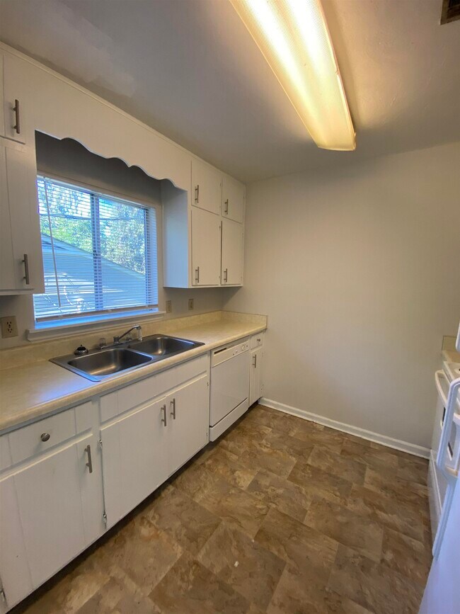 Foto del edificio - 2220 Claremont Ln