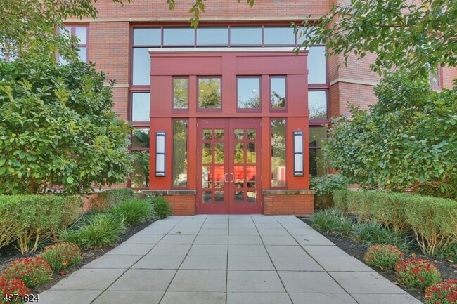 Building Photo - 85 Park Ave