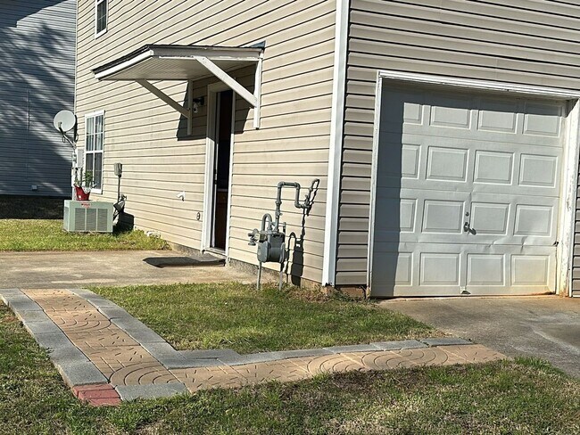 Foto del edificio - 2 Bedroom Single Family Home in Riverdale