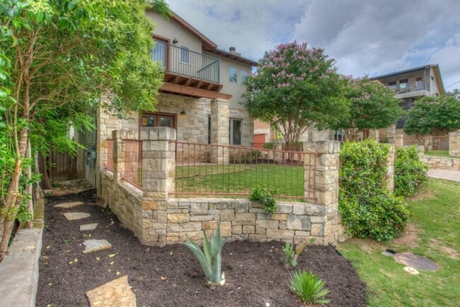 Building Photo - 605 Peacock Ln #C C