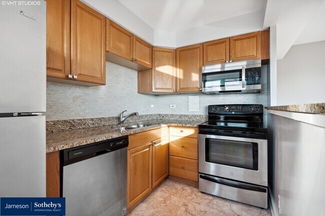 Kitchen - 6118 N Sheridan Rd