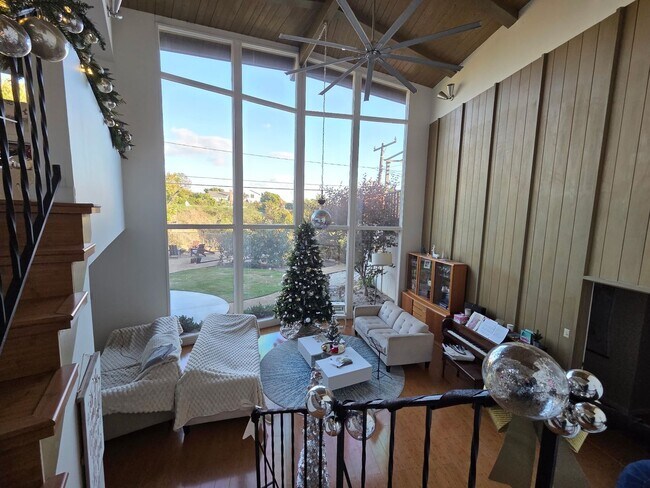 Building Photo - Wonderful Mid Century Home available for lease