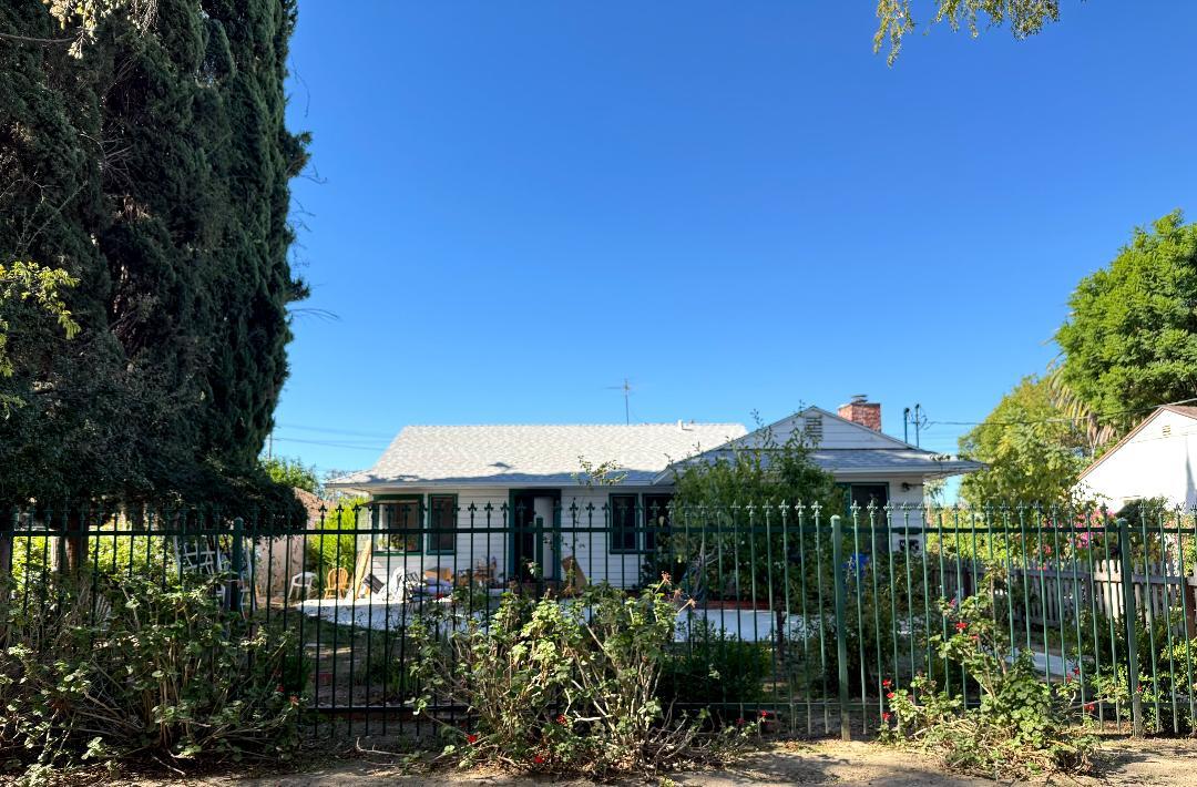 Foto principal - 7429 Hesperia Ave