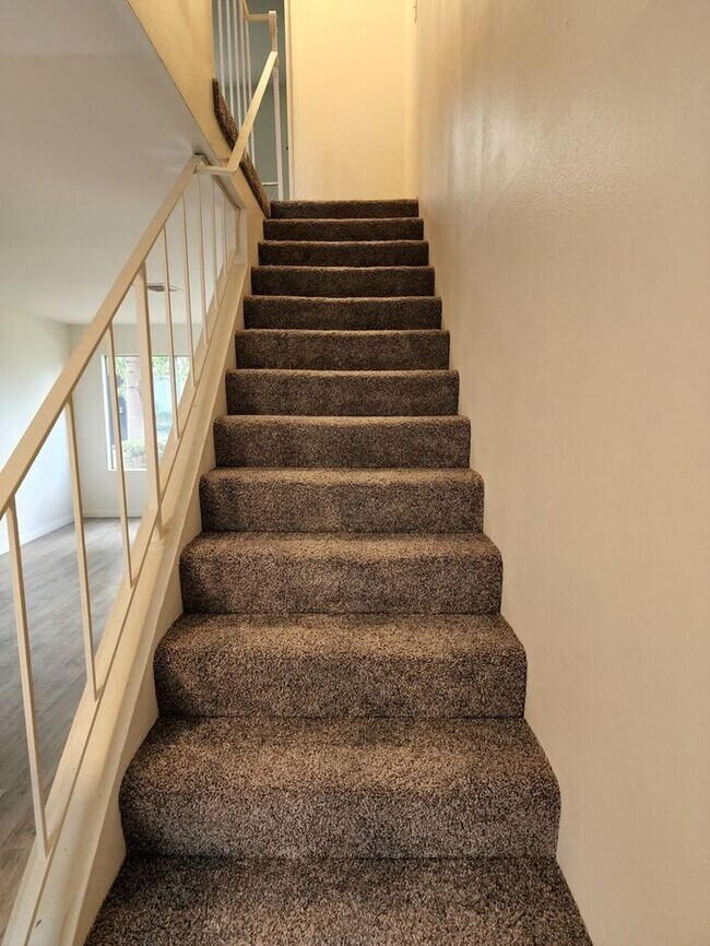 Building Photo - Townhome close to Santee Lakes!