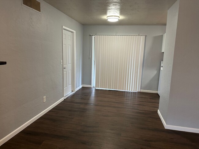 Building Photo - 3 Bedroom 1 Bath Home With New Paint & Blinds