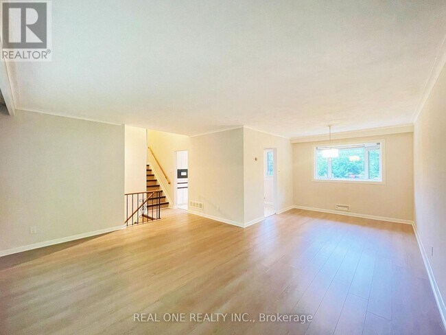 Building Photo - 48 Lionel Heights Crescent