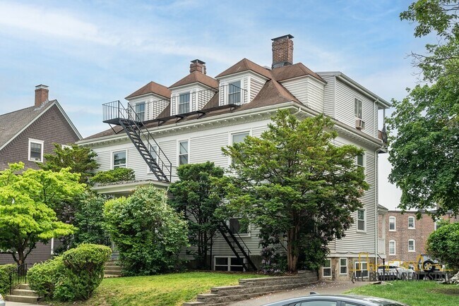Foto del edificio - 126 Englewood Ave