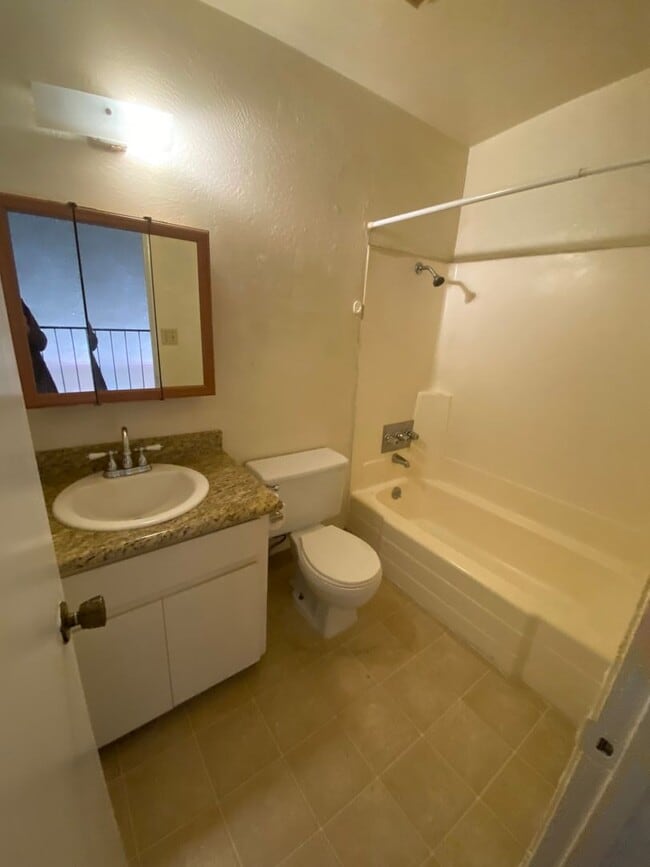 Foto del edificio - spacious one bedroom loft in Hanford