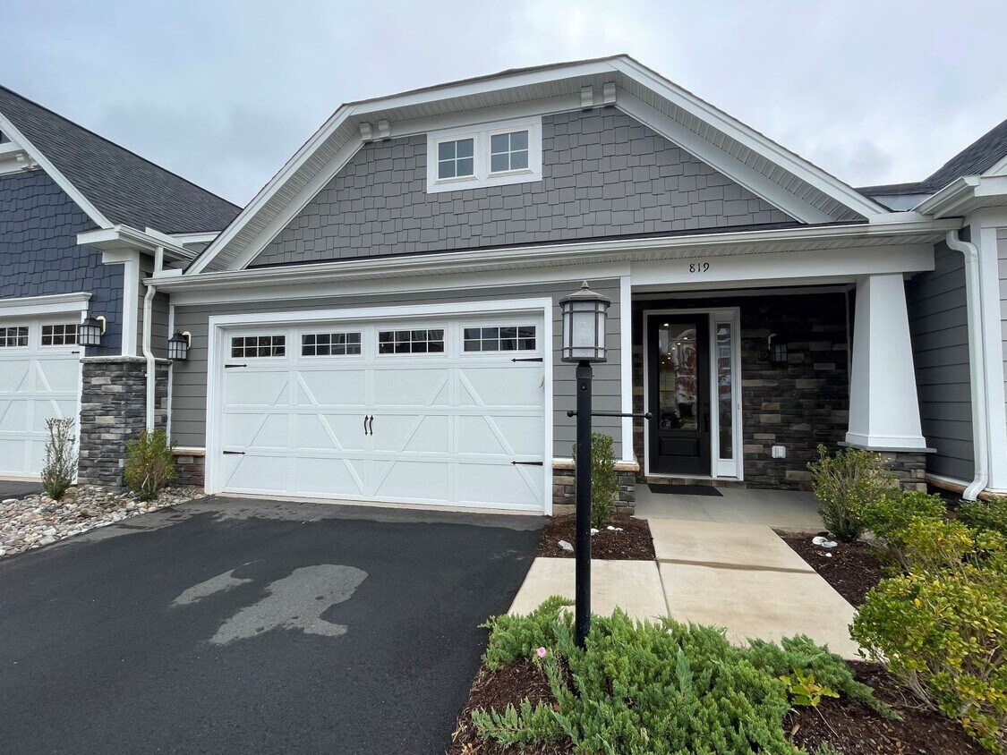 Foto principal - 819 Heathfield Ln