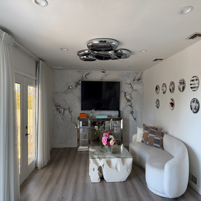 Foto del edificio - 11068 Plainview Ave