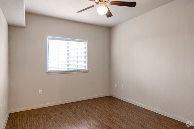 1 dormitorio, 1 baño - 746 pies cuadrados - Dormitorio con vista a la ventana - Freedom Hills Ranch