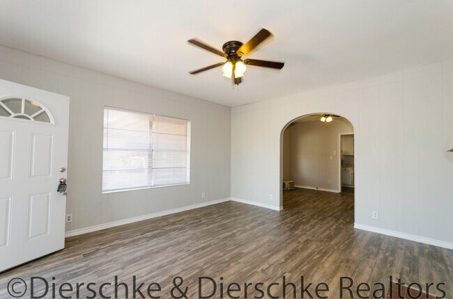 Foto del edificio - Spacious, Updated One Bedroom One Bath hom...