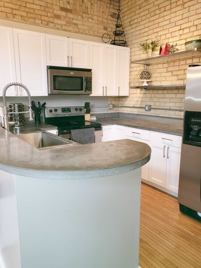 Foto del edificio - 2 bed/ 1 bath corner condo