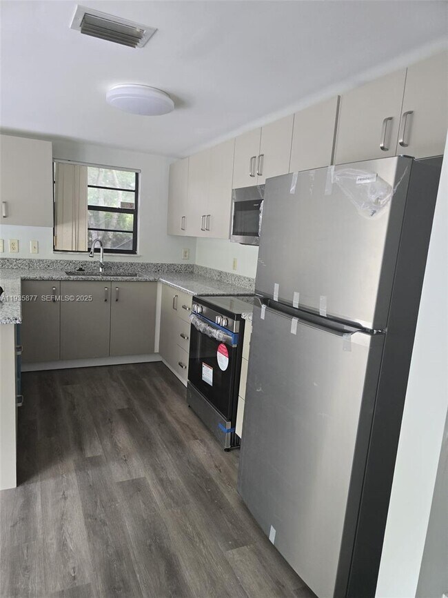 Building Photo - 4705 SW 62nd Ave