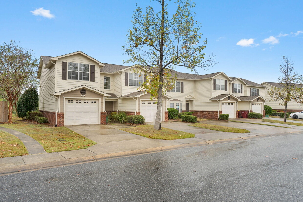 Primary Photo - 747 Majestic Dr