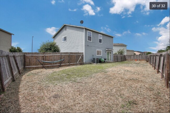 Foto del edificio - 3 Bed  1/2  Bath  with Large Yard