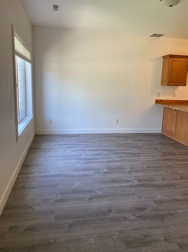 Building Photo - Come home to a 3 bed, 2.5 bath townhome fo...